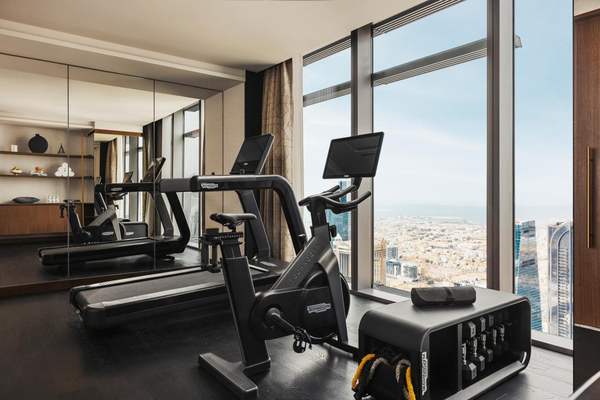 One&Only One Za'Abeel Hotel Dubai Exterior foto The gym at the Ritz-Carlton, DIFC